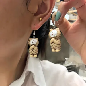 Vue détaillée de boucles d'oreilles chat momie mignonnes pour Halloween portées à l'oreille