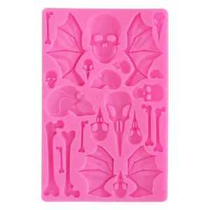 Vue détaillée du moule en silicone rose Halloween avec crânes, os et ailes de chauve-souris.