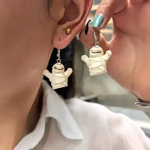Détail de boucles d'oreilles momie blanches pour un style de fête d'Halloween