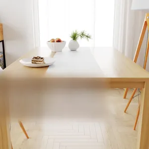 Primer plano de un camino de mesa blanco sobre una mesa de madera en un comedor