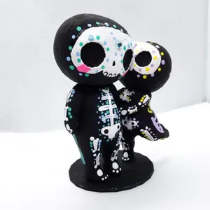 Handbemalte Kunstharz-Zuckerschädel-Paarfigur mit bunten Punkten und mattem Finish