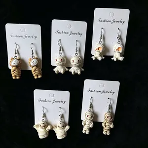 Vue détaillée de diverses boucles d'oreilles momie d'Halloween pour fêtes d'enfants
