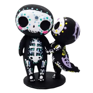 Detailansicht bunter Sugar-Skull-Figuren aus Harz mit handgemalten Mustern.
