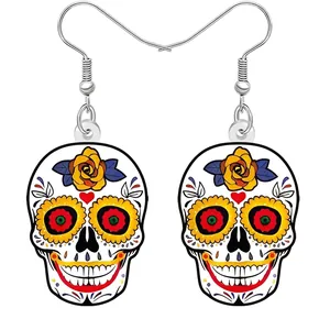 Vue détaillée de boucles d'oreilles tête de mort mexicaine en acrylique pour Halloween.