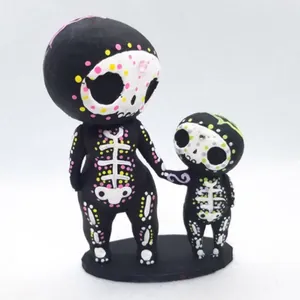 Detailansicht der Harz-Zuckerschädel-Figur für Eltern und Kinder als Totenkopf-Deko.