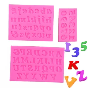 Détail des moules en silicone pour fondant avec alphabet et chiffres et lettres colorées