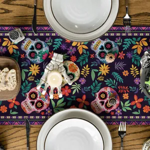 Detailansicht des mexikanischen Tischläufers mit Zuckerschädel- und Blumenmustern für Feste