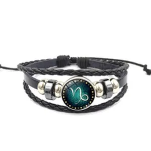 Vue détaillée du bracelet en cuir tressé multicouche avec cabochon en verre Capricorne