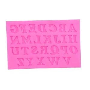 Gros plan d'un moule en silicone rose avec 26 lettres majuscules pour la décoration de gâteaux