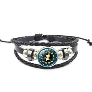 Gros plan d'un bracelet en cuir tressé multicouche avec cabochon zodiaque Verseau