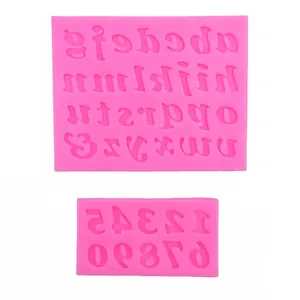 Vue détaillée du moule en silicone rose avec des lettres minuscules et chiffres