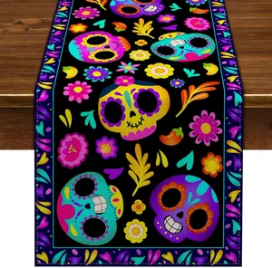 Detailansicht des Day of the Dead Tischläufers mit bunten Zuckerschädel- und Blumenmustern.