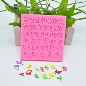 Vue détaillée du moule en silicone rose pour lettres et chiffres avec échantillons