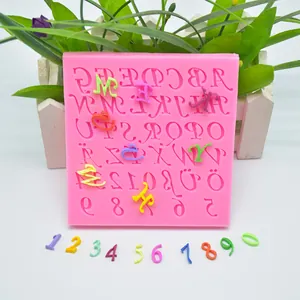 Détail du moule en silicone rose avec formes de lettres et chiffres pour gâteaux