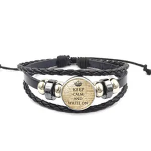 Vue détaillée d'un bracelet en cuir multicouche avec pierre en verre 'Keep Calm and Write On'