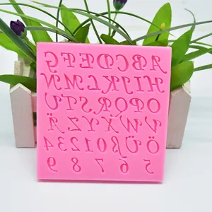 Vue détaillée du moule en silicone rose avec lettres et chiffres pour gâteaux