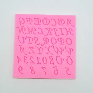 Vue détaillée du moule en silicone rose avec lettres et chiffres pour décoration de gâteau