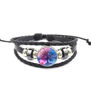 Détail rapproché d'un bracelet en cuir multicouche avec le motif de l'arbre de vie