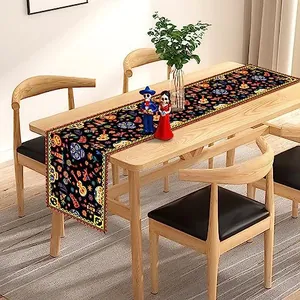 Chemin de table Jour des Morts avec motifs de têtes de mort dans une salle à manger