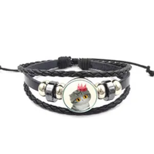 Vue détaillée d'un bracelet multicouche en cuir tressé avec gemme de chat à couronne rose.