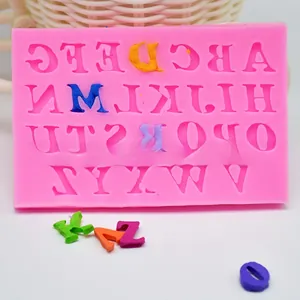 Roze siliconen mal met hoofdletters voor DIY fondant en chocolade taart decoratie