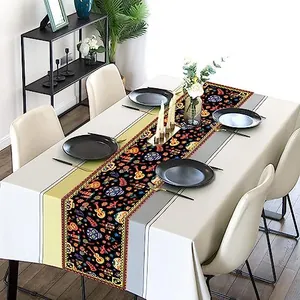Vue détaillée de motifs colorés de têtes de mort en sucre sur un chemin de table