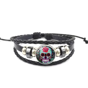 Détail d'un bracelet en cuir multicouche avec breloque crâne de sucre mexicain coloré