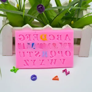 Gedetailleerd overzicht van roze siliconen alfabetvorm voor DIY taartdecoratie gereedschap