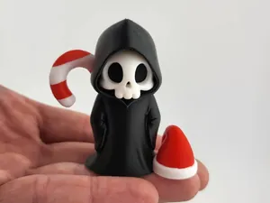Primer plano detallado de una figura de calavera parca linda impresa en 3D en mano.