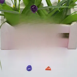 Dichtbij van een roze siliconen alfabetvorm met kleurrijke DIY lettermallen voor het bakken