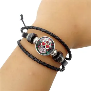 Gros plan d'un bracelet en cuir tressé avec un cabochon de crâne en sucre mexicain