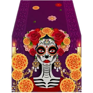 Lila Tischläufer zum Tag der Toten mit Tagetes und Zuckerschädel-Design für Deko