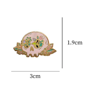 Detailansicht der Abmessungen einer pastellrosa Zucker-Totenkopf-Emaille-Brosche