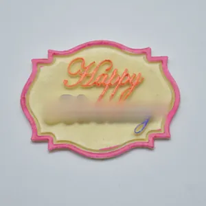 Macrodetail van Happy Birthday fondantplak voor professionele taartdecoratie en taarttoppers