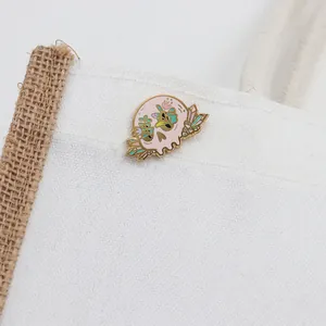 Pastellrosa Sugar Skull Emaille-Anstecknadel mit Kristallcluster an weißer Tasche