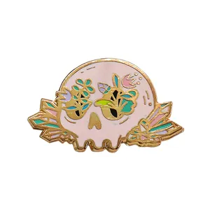 Dekorative Emaille-Anstecknadel Totenkopf in Pastellfarben mit Kristallen und Blumen.