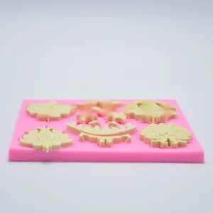 Macro-opname van een roze siliconenvorm met vleugelvormige fondant- en chocoladedecoraties