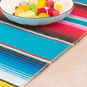 Farbenfroher mexikanischer Serape-Tischläufer mit bunten Regenbogenstreifen für Partys.