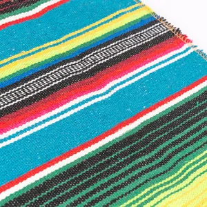 Mexikanischer Tischläufer mit bunten Regenbogenstreifen und traditioneller Webstruktur