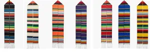 Sept chemins de table mexicains arc-en-ciel avec franges blanches sur fond blanc.