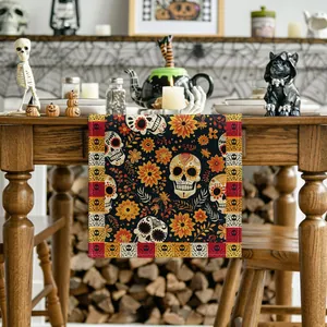 Vue détaillée d'un chemin de table mexicain du Jour des Morts avec des motifs de crânes.
