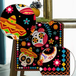 Primer plano del estampado de calaveras y flores del Día de Muertos en camino de mesa