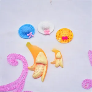 Diverse miniatuur hars banaan en hoed decoratieve bedeltjes voor DIY taarttoppers en knutselen