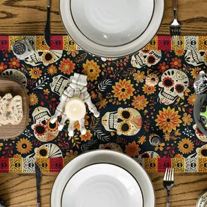 Chemin de table Jour des Morts avec imprimé tête de mort et fleurs sur texture lin