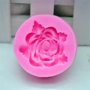 Roze siliconen bakvorm in de vorm van een roos voor taartdecoratie en DIY bakgereedschap