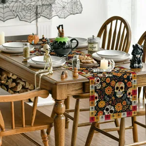 Chemin de table en lin Jour des Morts avec imprimés de crânes fleuris sur une table