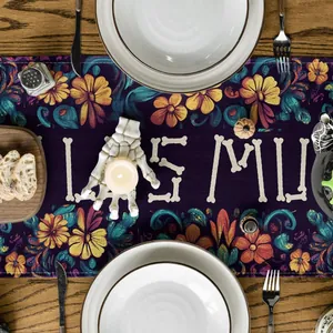 Détail d'un chemin de table en lin du Jour des Morts avec motifs de fleurs et crânes