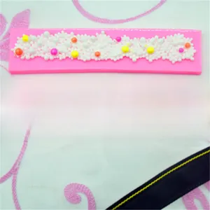 Detail van lange roze siliconen mal met parelbubbeltextuur voor taartdecoratie