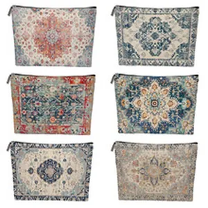 Collezione di sei pochette per trucchi con vari motivi di tappeti etnici vintage
