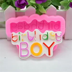 Detailweergave van de siliconen mal en de kleurrijke birthday BOY fondant decoratie